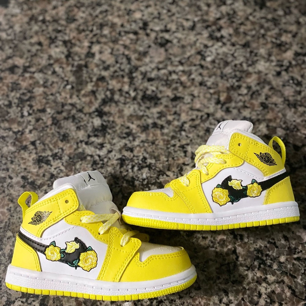 Baby / Toddler NIKE Air Jordan’s “Rose Patch” Dynamic Yellow size 7c